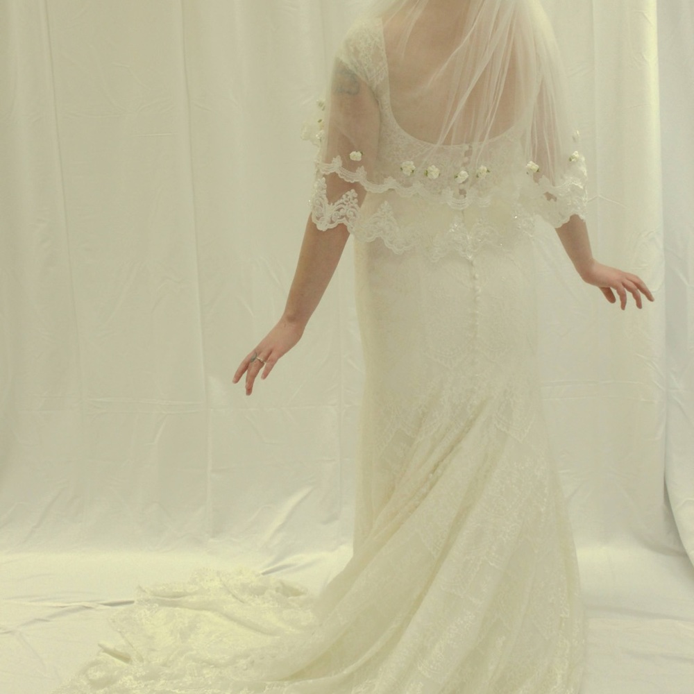 Wedding veil ivory trimmed in lace and roses